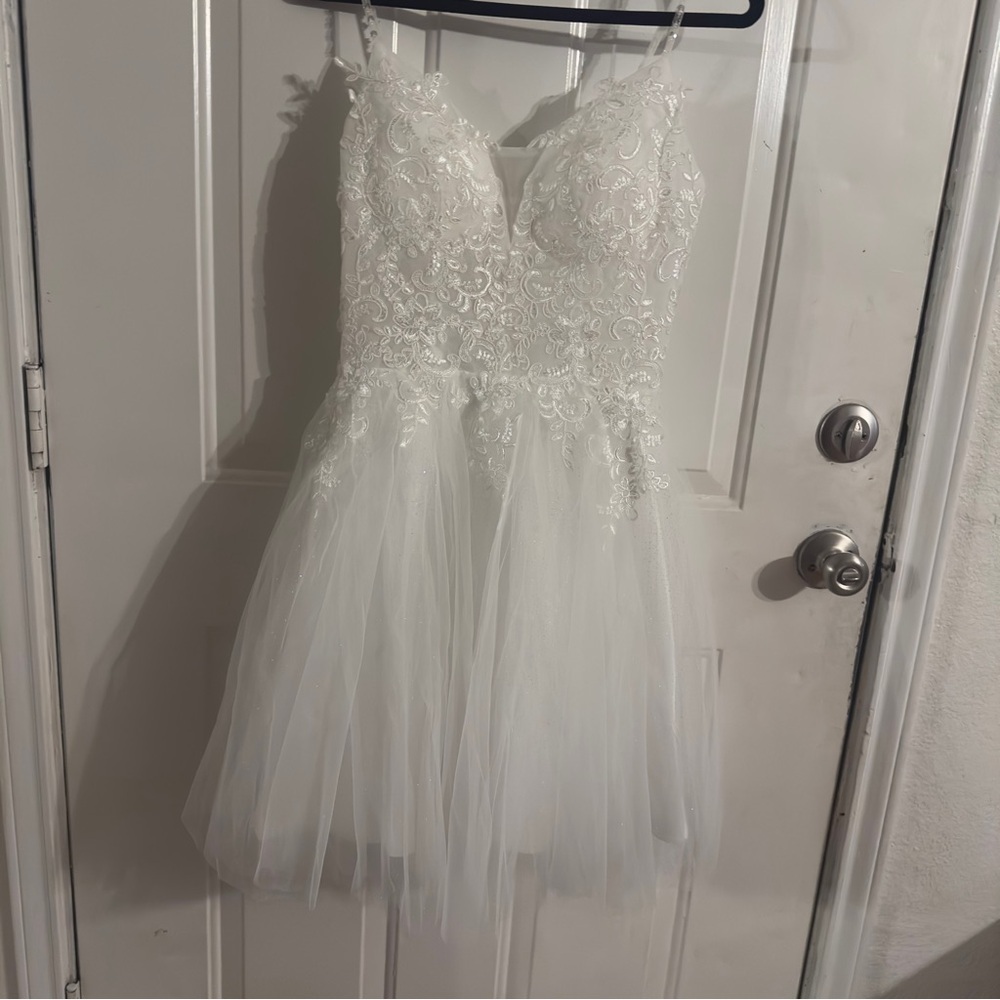 White Lace Appliqué Tulle Wedding Dress